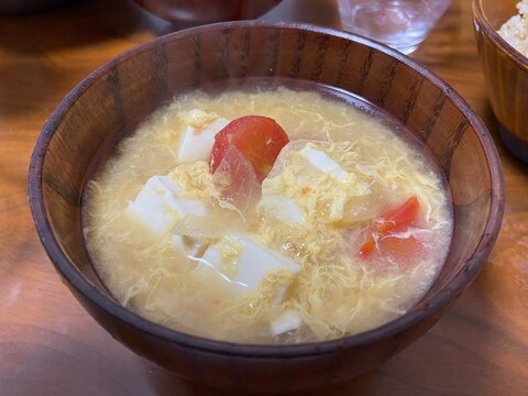 トマトの酸味が美味しい！かき卵味噌汁